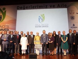 Emine Erdoğan: “Öğretmenlik Bir Memuriyet Değil, Bir Gönül İşçiliğidir”