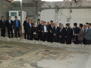 Bakan Ünal, Germanicia Antik Kenti Kazı Çalışmalarını İnceledi