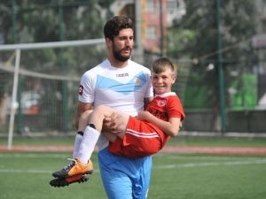 Futbolculara Kızdı Sahaya Çocukları Çıkardı