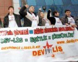ÖSYM önünde kendilerini zincirlediler!
