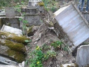 Devrilen Çam Ağacı Dört Mezarı Tahrip Etti