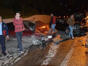 İki Otomobil Kafa Kafaya Çarpıştı: 2 Yaralı