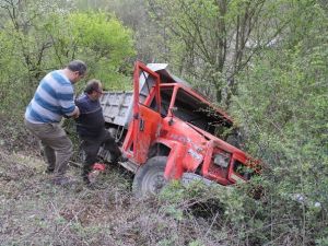 Kamyonet Şarampole Yuvarlandı: 2 Yaralı