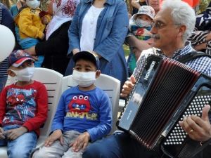 Lösemili Çocuklar Şarkı Söyleyip Dans Etti