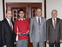 TÜBİTAK Yarışmasında 1. Olan Öğrencilerden Vali Hacımüftüoğlu'na Ziyaret