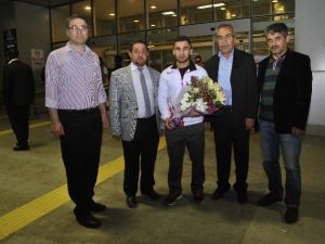 Günyad, Şırnaklı Halter Şampiyonu Atak’ı Ödüllendirdi