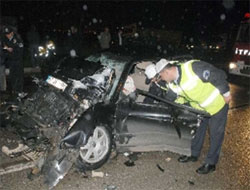 Işıklarda bekleyen otobüse çarptılar: 2 ölü