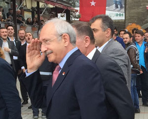 Kılıçdaroğlu, Kültür Merkezine Girişte Protesto Edildi