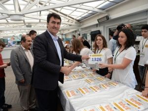 Koşulara Katılacak Sporculara Numaraları Dağıtıldı