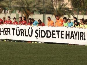 Kadınlar Şiddete Karşı Top Koşturdu
