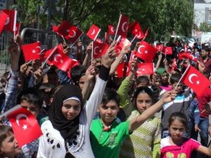 Türkiye Ve Suriyeliler Dostluk Maçına Akın Etti
