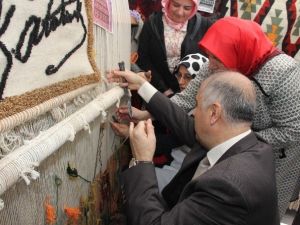 Giresun Valisi Karahan Tezgah Başında Halı Dokudu