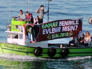 Karadeniz Modeli İlginç Evlenme Teklifi