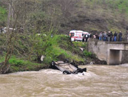 Trabzon'da araç dereye uçtu 1 ölü, 2 yaralı