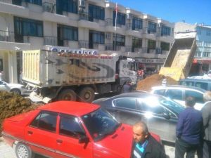 Cezaya Kızan İşadamı, 2 Kamyon Toprağı Belediyenin Önüne Döktü