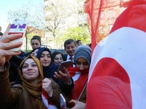 Davutoğlu’na, Strasburg’da Sevgi Seli