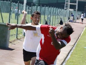 Antalyaspor’da Emrah’a Yumurtalı Doğum Günü