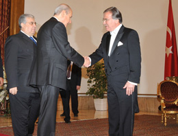 Bahçeli Erdoğan'ın yüzüne bakmadı!