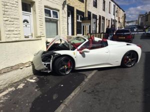 Düğününde Kiraladığı Milyonluk Ferrariyle Kaza Yaptı