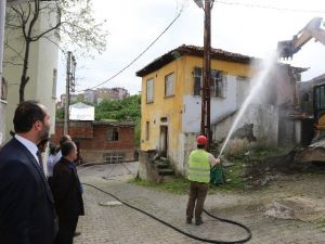 Ünye’de Metruk Binalar Yıkılıyor
