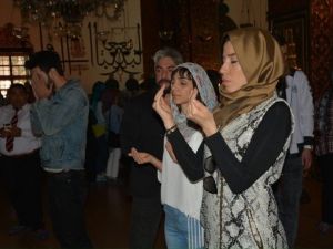 Şarkıcı Burcu Güneş Mevlana Türbesi’nde Dua Etti