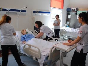 Ebe Ve Hemşirelik Öğrencileri Mankenlerle Eğitim Alıyor
