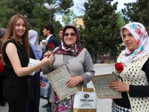 Ülkücü Kadınlar Gül Dağıttı