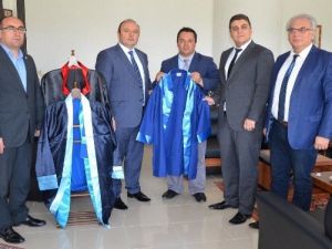 Mezuniyet Cübbelerini Mahkumlar Dikecek