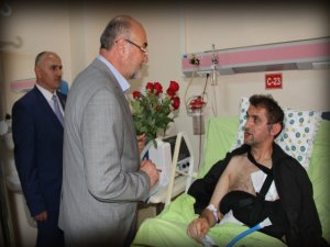 Rize'de Hastalara Kutlu Doğum Gülü Dağıtıldı
