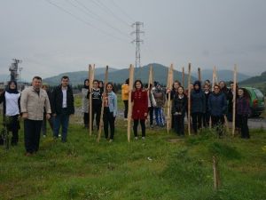 Öğrencilere Ağaç Ve Hayvan Sevgisi