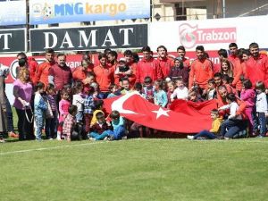 Miniklerden Fenerbahçe Maçı Öncesi Trabzonspor’a Moral