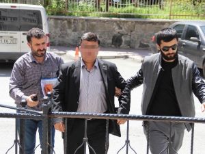 Polisin Tuvalette Unuttuğu Silahı Alınca Gözaltına Alındı