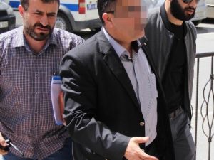 Polisin Tuvalette Unuttuğu Silahı Alan Serbest