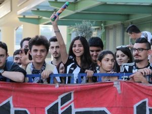 Lider Beşiktaş’a İzmir’de Coşkulu Karşılama