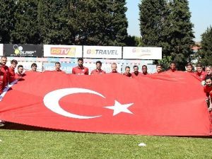 Galatasaraylı Futbolculardan 23 Nisan Pozu