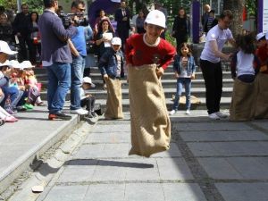 Çocuklar Unutulmaya Yüz Tutmuş Oyunları Oynadılar