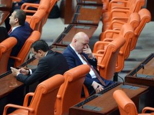 Ak Partili Vekilden Kılıçdaroğlu’nun Konuşmasına Sırtı Dönük Tepki