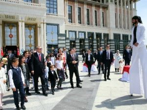 Cumhurbaşkanı Erdoğan, Küçük Konuklarına Külliye’yi Gezdirerek Birlikte Yemek Yedi