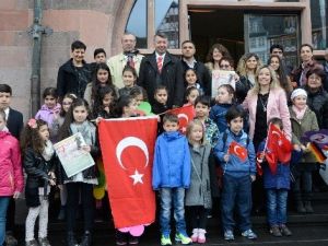Alman Belediye Başkanı Koltuğunu Türk Öğrenciye Verdi