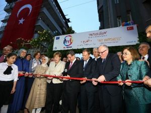 Başbakan Davutoğlu, Merkel’le Birlikte Gaziantep Aile Ve Çocuk Merkezinin Açılışını Gerçekleştirdi