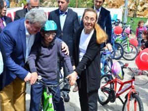 Sağlık Bakanlığı Zonguldak’ta 116 Öğrenciye Bisiklet Hediye Etti