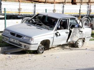 Tekerleği Patlayan Otomobil Kaza Yaptı: 3 Yaralı