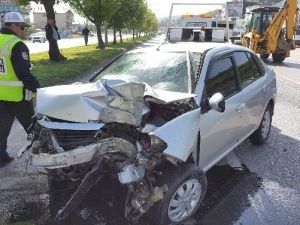 Otomobil Direğe Çarptı: 1 Yaralı