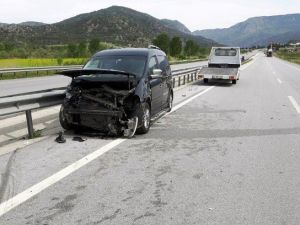 Çorum’da Otomobil Bariyerlere Çarptı: 3 Yaralı