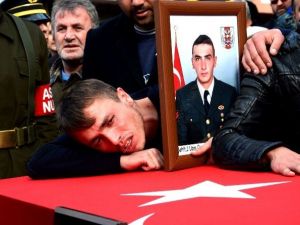 Şehit Arkadaşının Tabutuna Ve Resmine Böyle Sarılmıştı