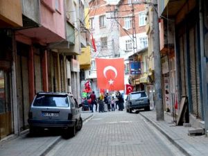 Giresun’un Yağlıdere İlçesi Bayraklarla Donatıldı, İlçe Şehidini Bekliyor