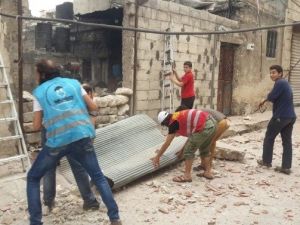 Türk Ekibi Yardım Dağıttığı Sırada Halep’e Bomba Düştü