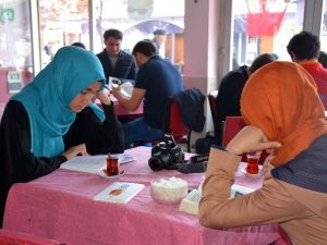 Gümüşhane’de Gençler Kıraathanede Kitap Okudu