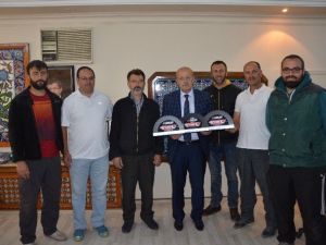 İznikli Motokrosçu Kupayı Sargın’a Sundu