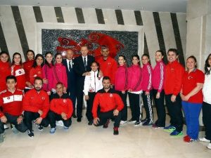 Cumhurbaşkanı Erdoğan, A Milli Bayan Karate Ve Bucaspor Oyuncuları İle Hatıra Fotoğrafı Çektirdi